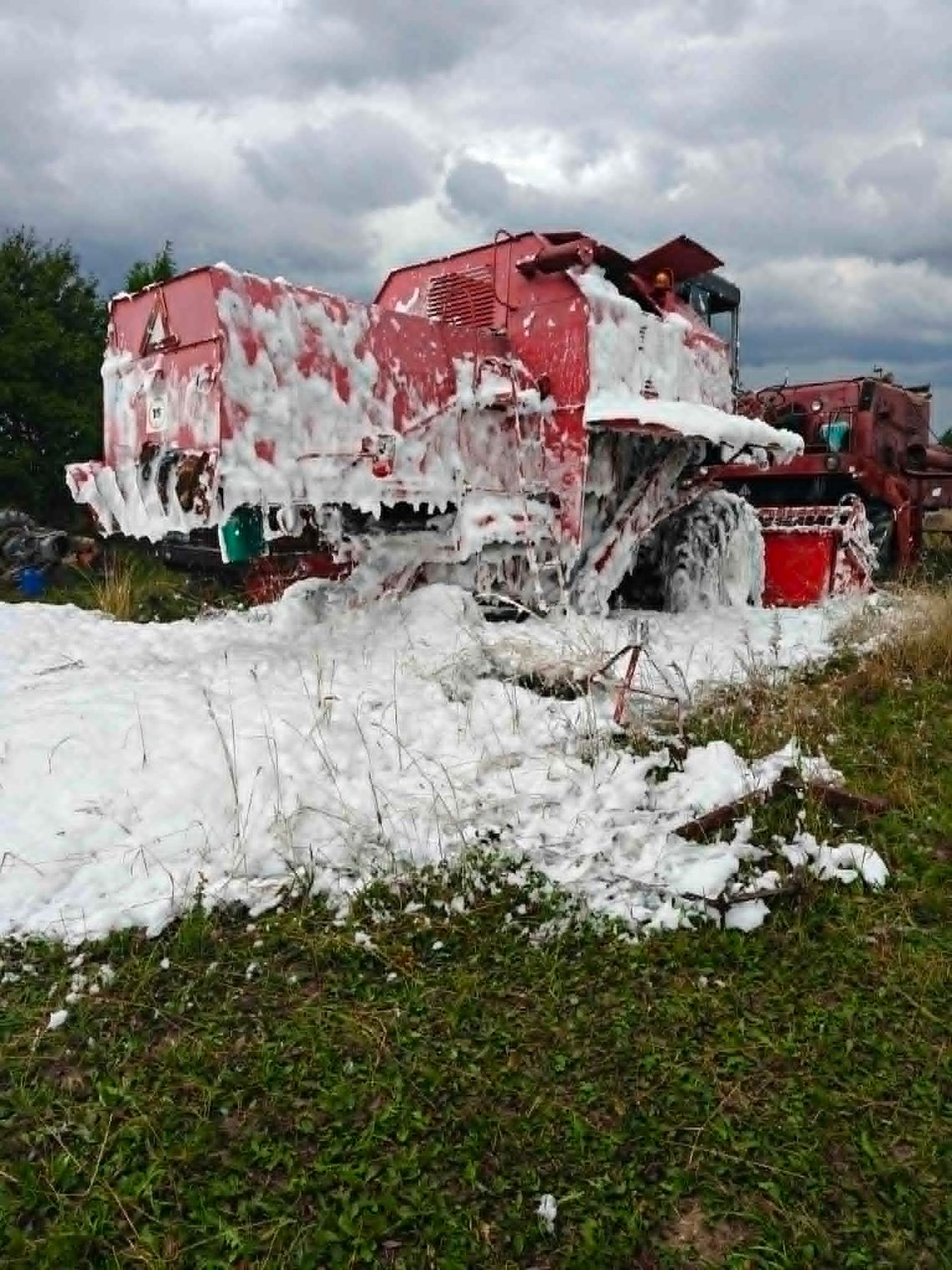 Pożar kombajnu. Strażacy apelują do rolników Pożar kombajnu. Strażacy apelują do rolników