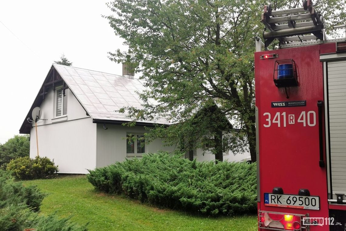 ? Pożar na poddaszu drewnianego domu w Zręcinie. Wcześniej uderzył piorun