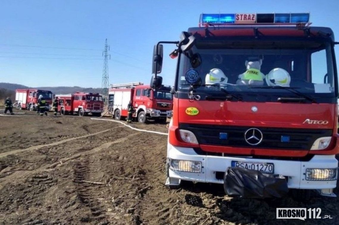 Pożar nielegalnego składowiska śmieci na granicy powiatów.