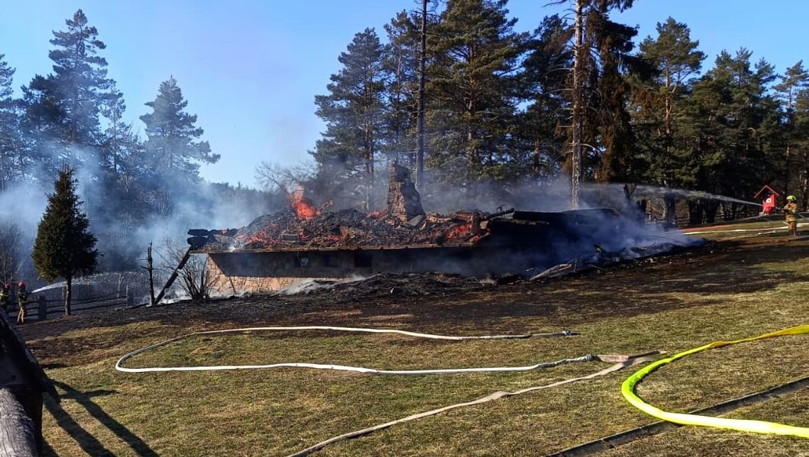 Pożar obiektu wypoczynkowego w Bieszczadach. Strażacki podnośnik w rowie