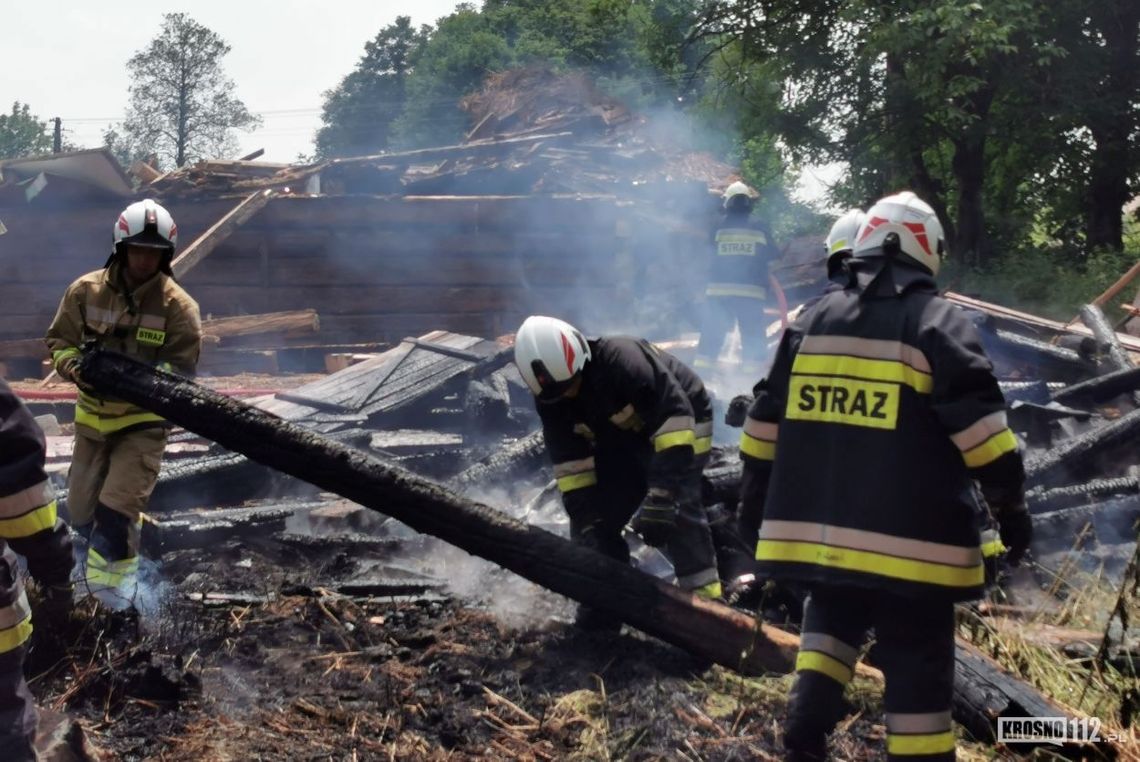 Pożar podczas prac rozbiórkowych w Krościenku Wyżnym! Upał strażakom nie straszny