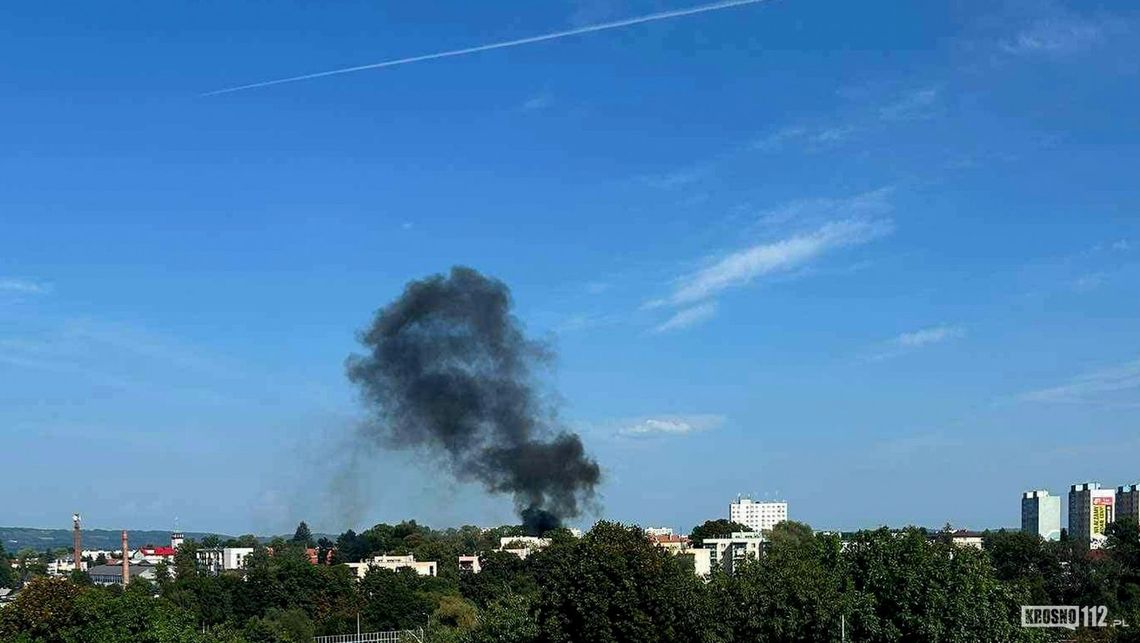 Pożar przy Grodzkiej. Kłęby czarnego dymu nad Krosnem