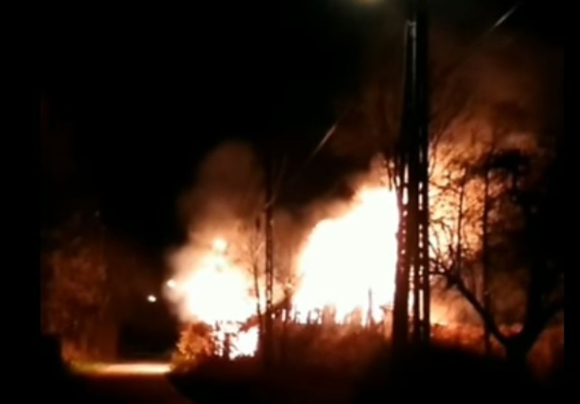 Pożar pustostanu w Iskrzyni. Czy to znów sprawka podpalacza?