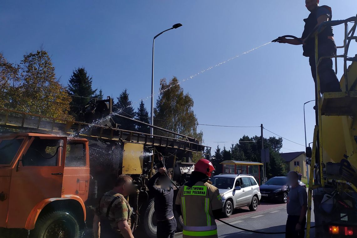 Pożar samochodu dźwigu-wiertnicy na DK28