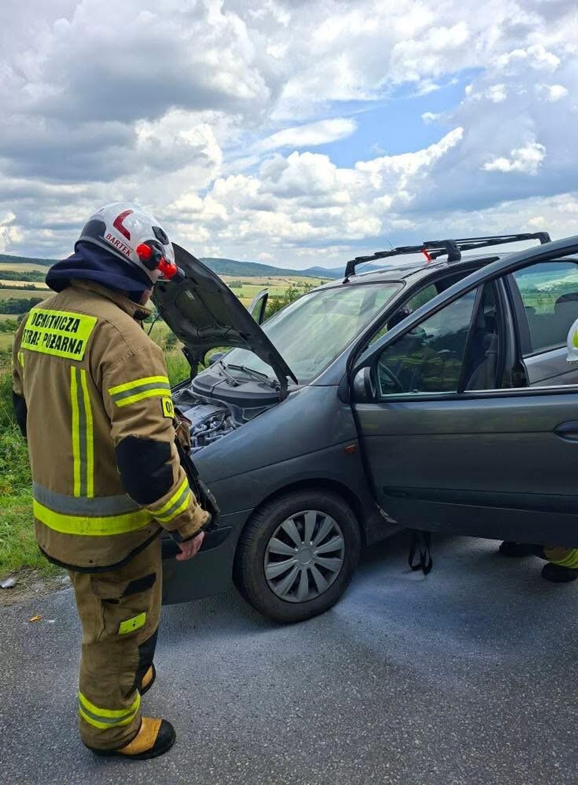 Pożar samochodu między Chyrową, a Mszaną Pożar samochodu między Chyrową, a Mszaną