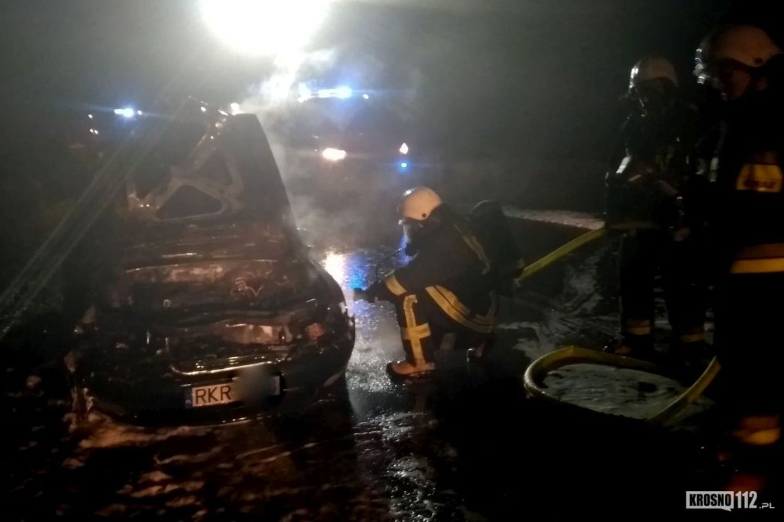 Pożar samochodu na DW897 w Daliowej