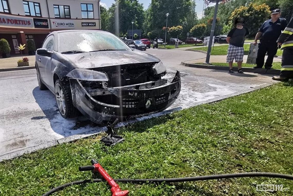 Pożar samochodu na parkingu galerii Portius