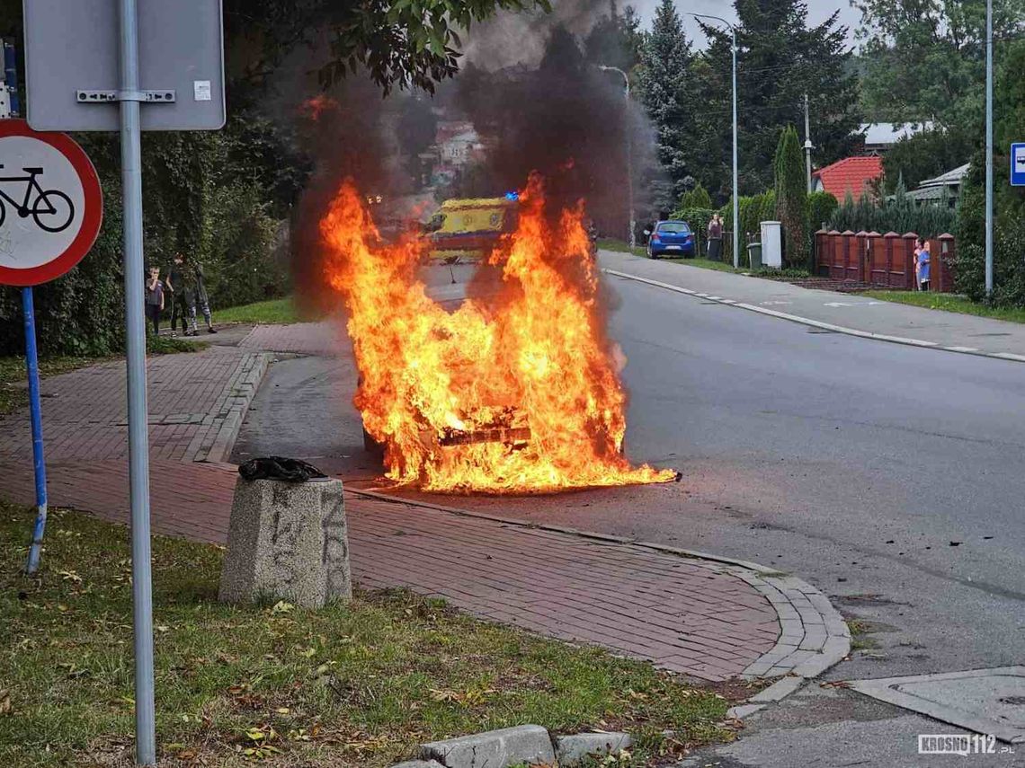 Pożar samochodu na ulicy Okrzei w Krośnie