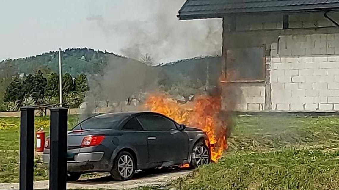 Pożar samochodu przy ul. Pigonia w Korczynie