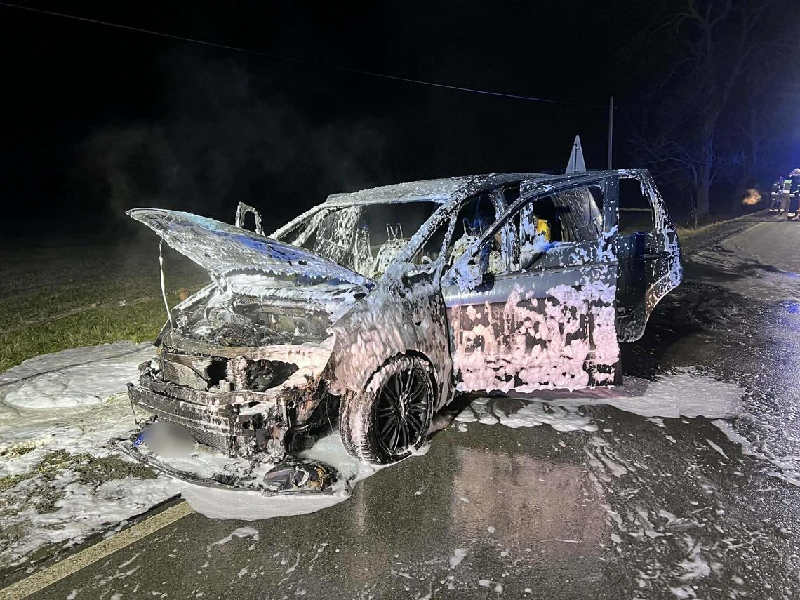 Pożar samochodu na drodze pomiędzy Iwlą, a Chyrową