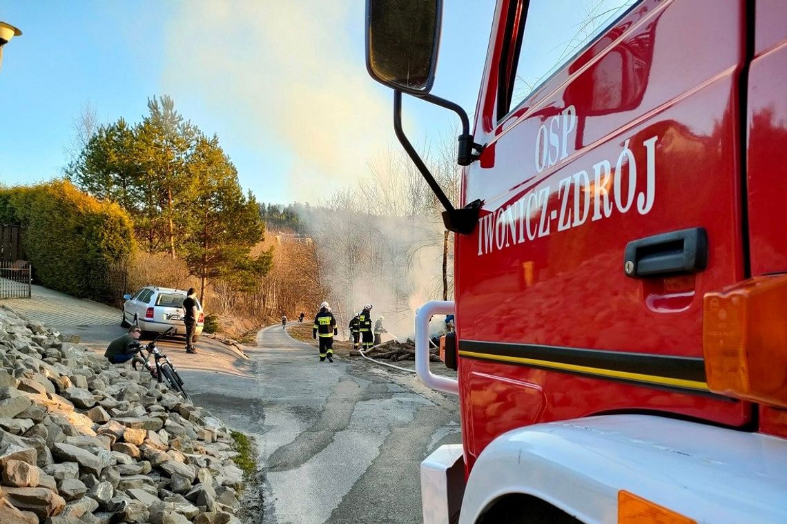 ? Pożar składowanego drewna, zarośli i lasu w Iwoniczu-Zdroju