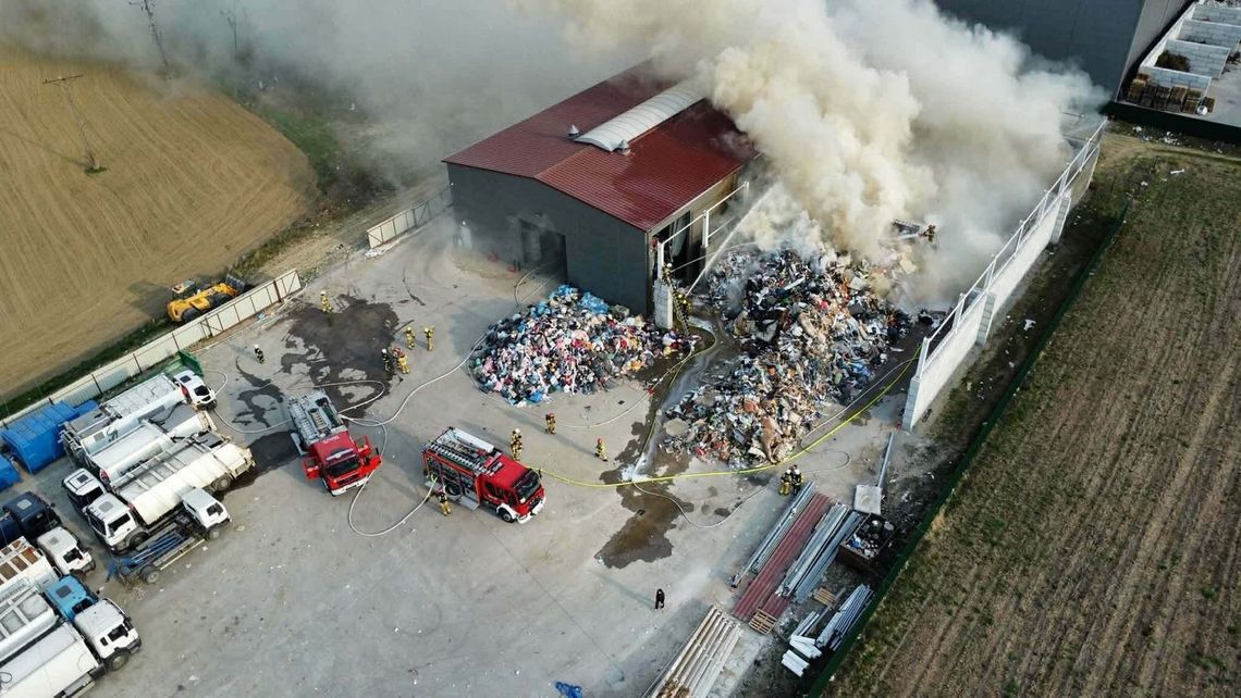 Pożar sortowni w Strzyżowie sparaliżował system odpadów. PSZOK-i zamknięte