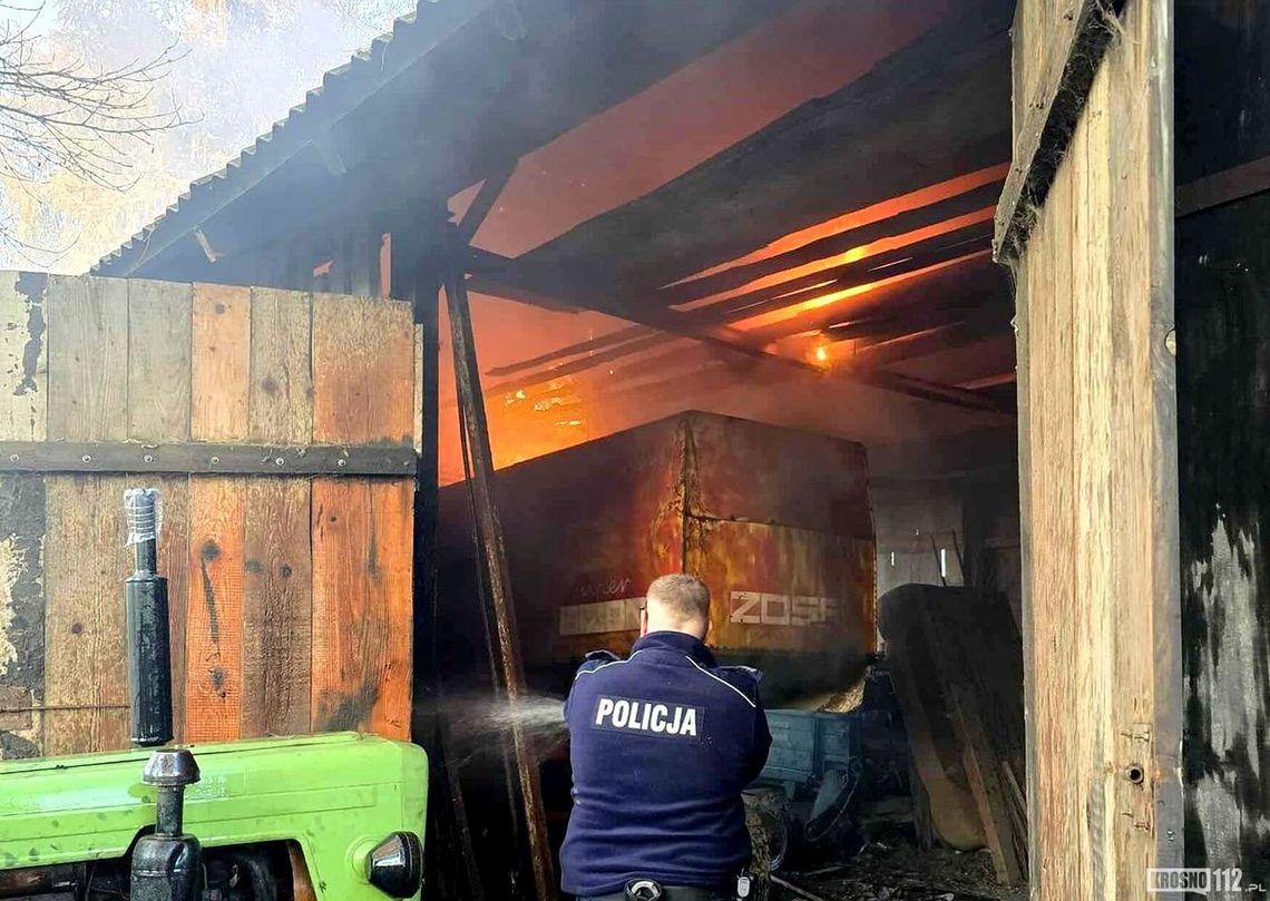 Pożar stodoły w Korczynie-Spornem. Pierwsi na miejscu byli policjanci Pożar stodoły w Korczynie-Spornem. Pierwsi na miejscu byli policjanci