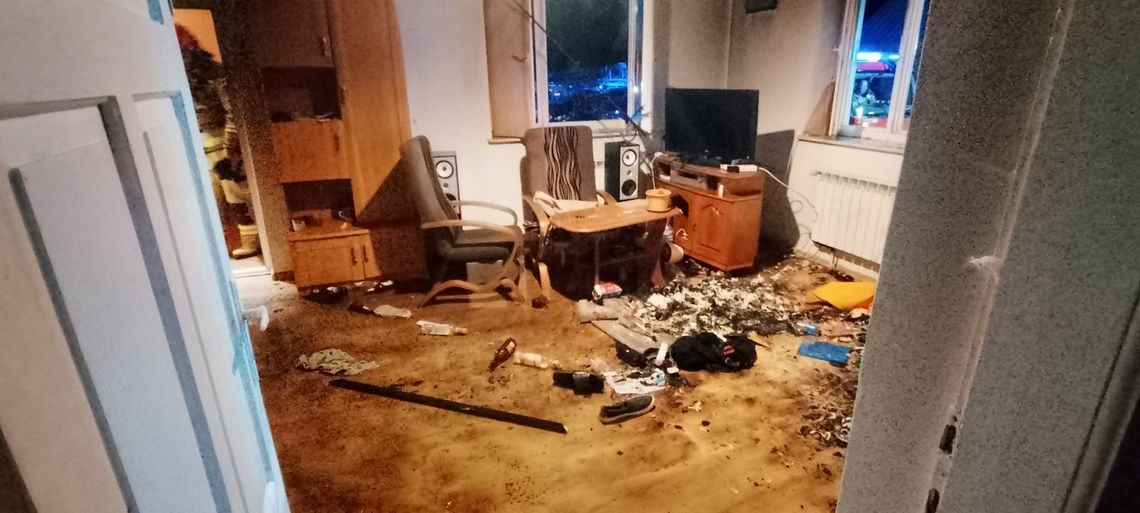 Pożar w budynku mieszkalnym w Starej Wsi. Cztery osoby trafiły do szpitala