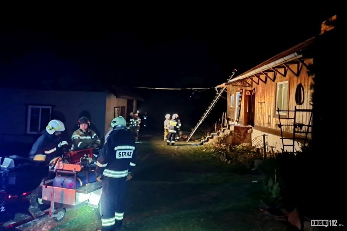 Pożar w drewnianym domu. Do akcji wyjechał m.in. quad z przyczepką gaśniczą