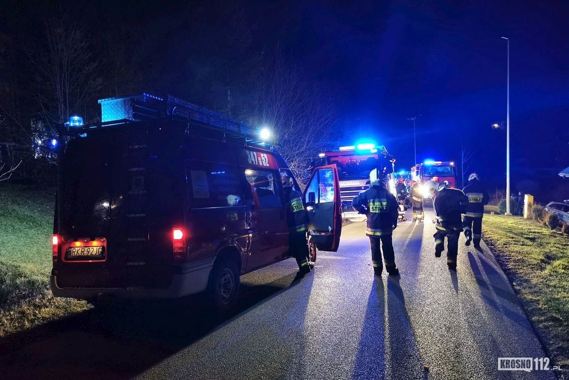 Pożar w jednym z domów w Lubatówce. Dwóch mężczyzn potrzebowało pomocy medyków