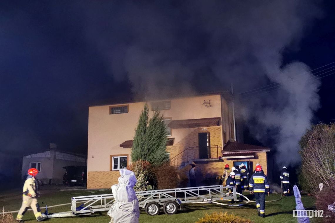 ? Pożar w Krasnej. Starsza kobieta przewieziona do szpitala