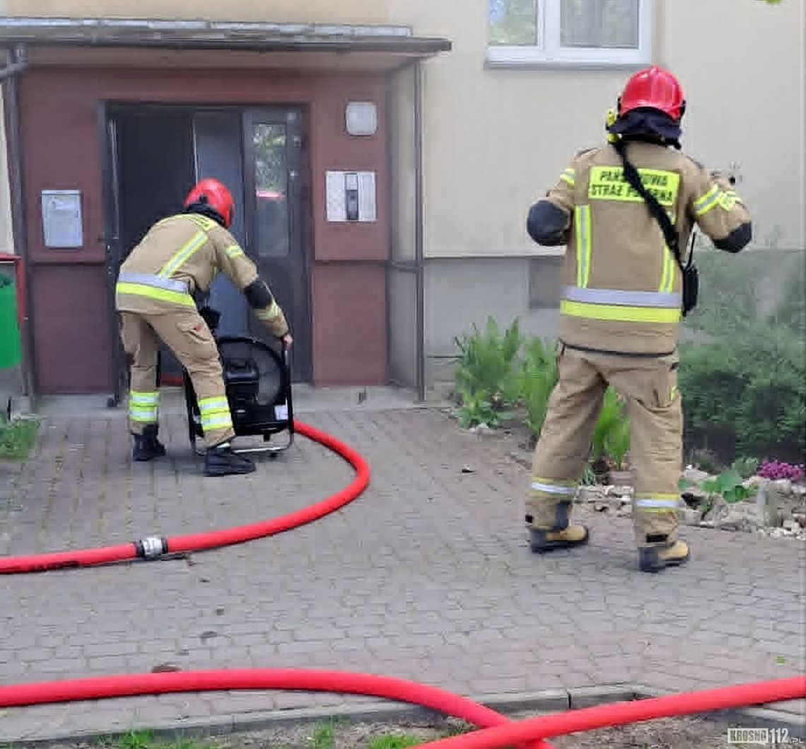 Pożar w mieszkaniu ugasili strażacy. Właściciela wyprowadzili policjanci