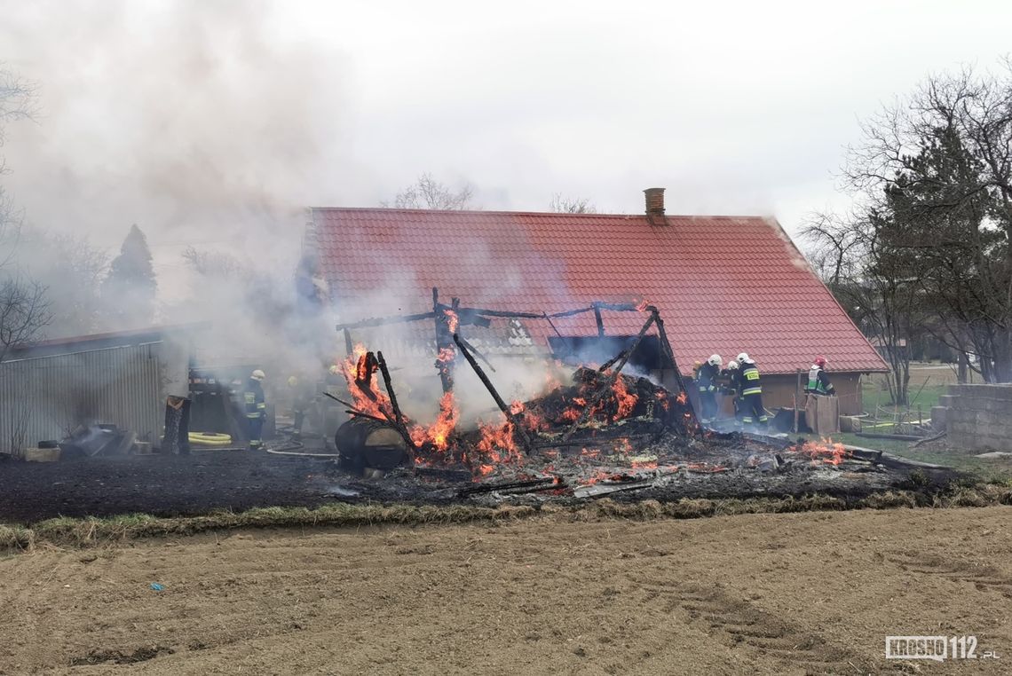 ? Pożar w Rogach. Ogień strawił budynek gospodarczy i część domu [AKTUALIZACJA]
