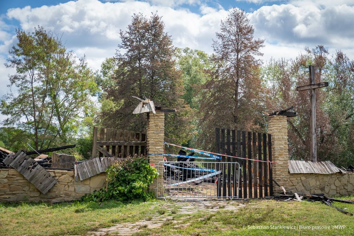 Pożar w sanockim skansenie. Biegły wykluczył usterkę instalacji elektrycznej Pożar w sanockim skansenie. Biegły wykluczył usterkę instalacji elektrycznej