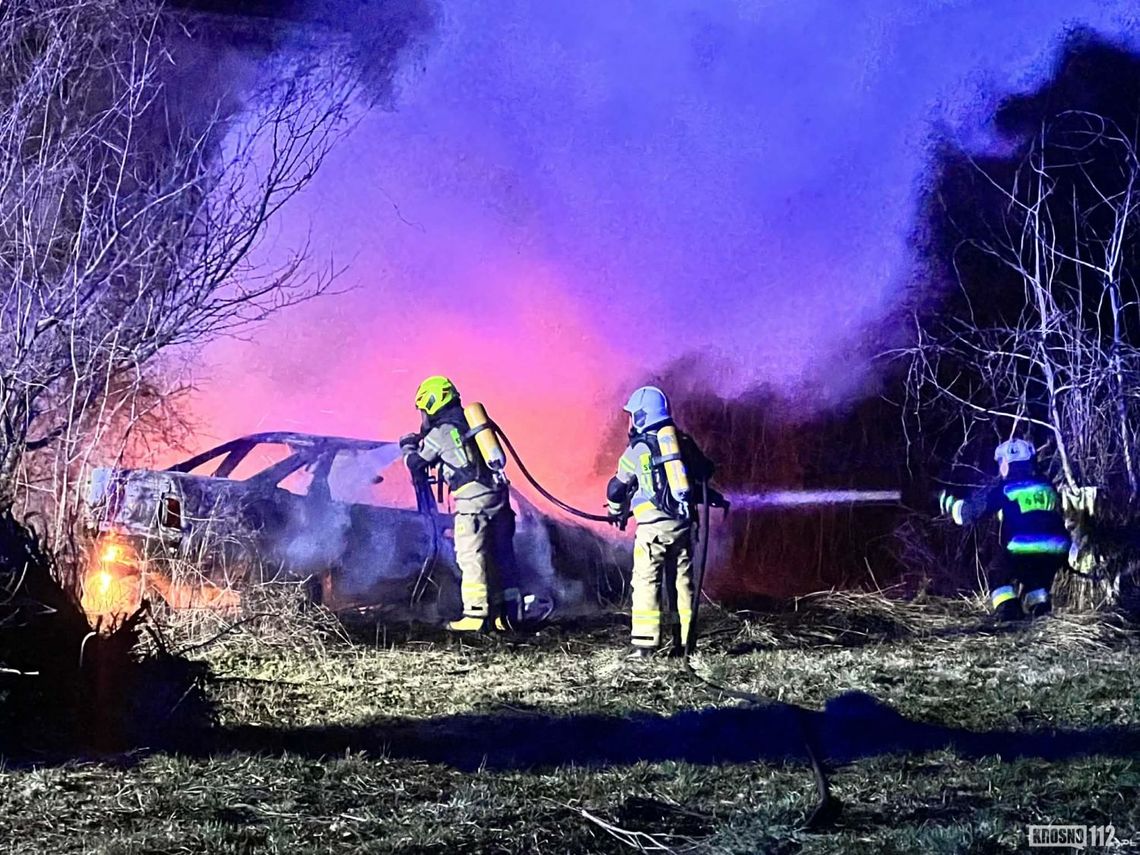 Pożar wraku samochodu i traw we Wrocance