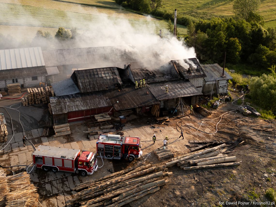Pożar zakładu drzewnego w Bukowsku. W akcji wielu strażaków