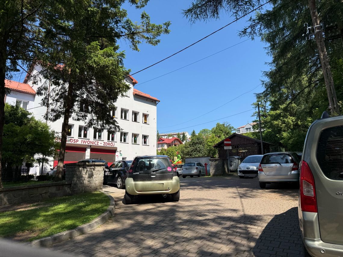 Problem z nielegalnym parkowaniem pod remizą OSP Iwonicz-Zdrój