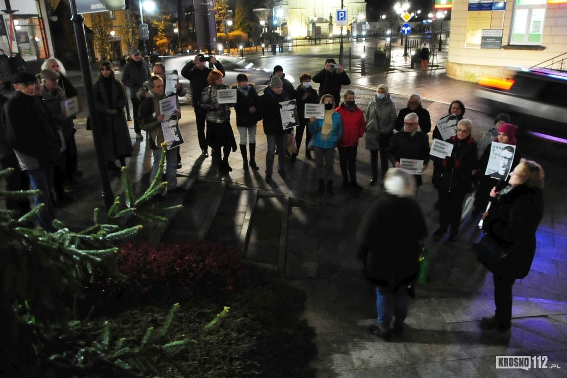 Protest przed sądem w Krośnie. KOD apeluje o jedność i zgodę w opozycji