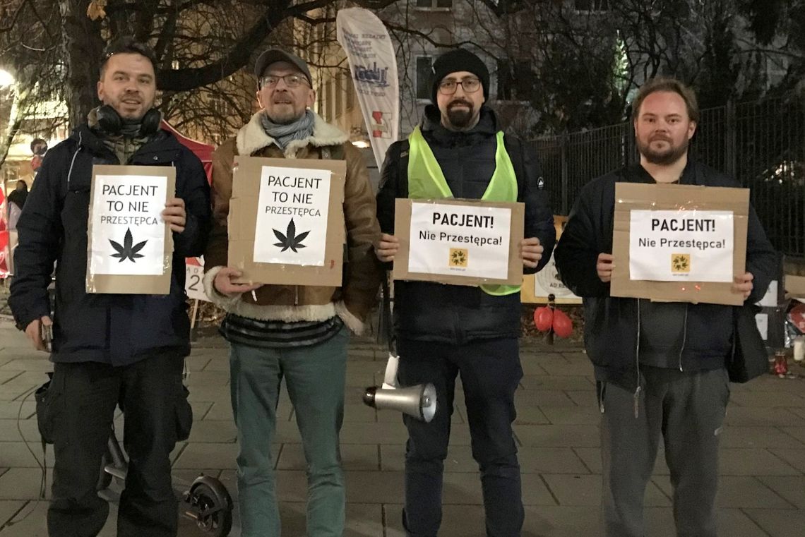 Protesty w Krośnie i Warszawie w sprawie 69-letniego Pana Ryszarda leczonego marihuaną