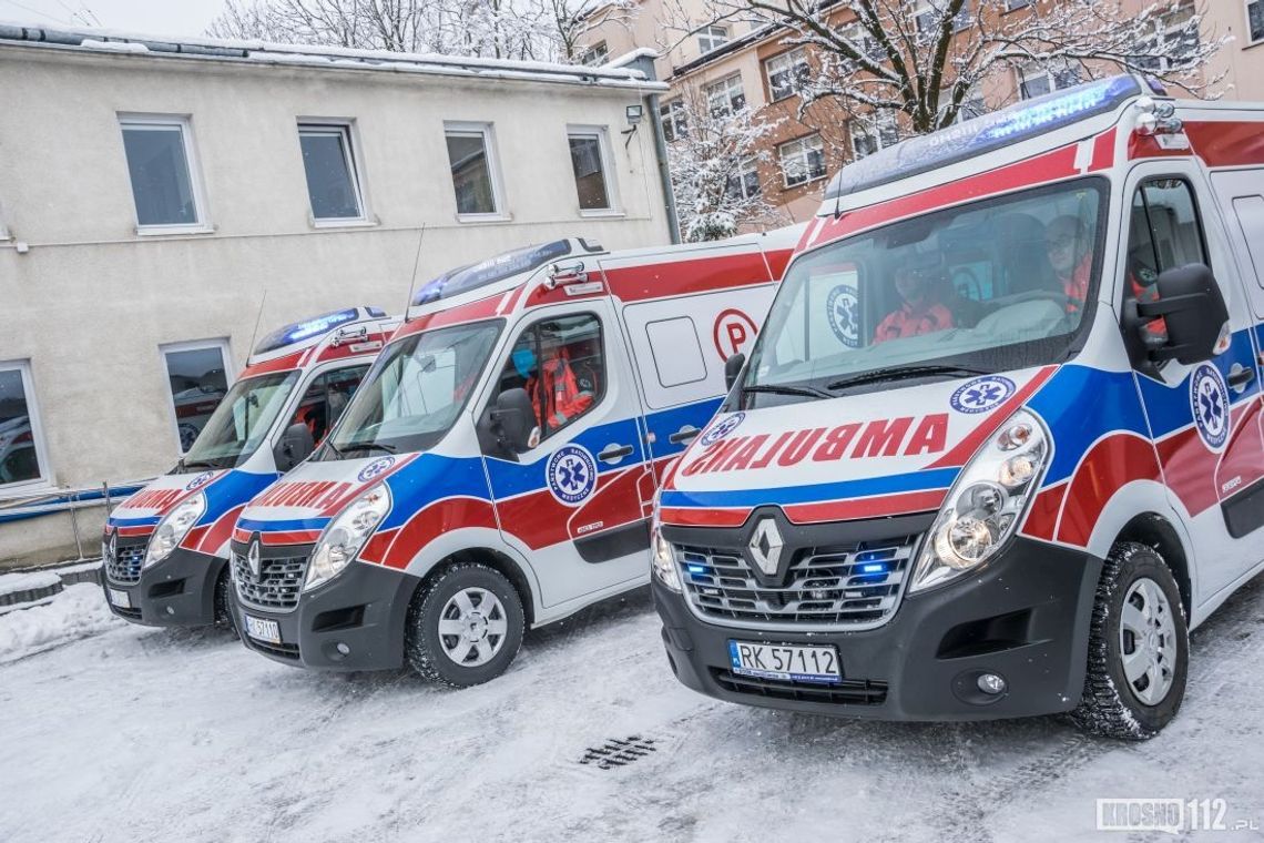 Przekazano trzy nowe karetki dla krośnieńskiego Pogotowia Ratunkowego