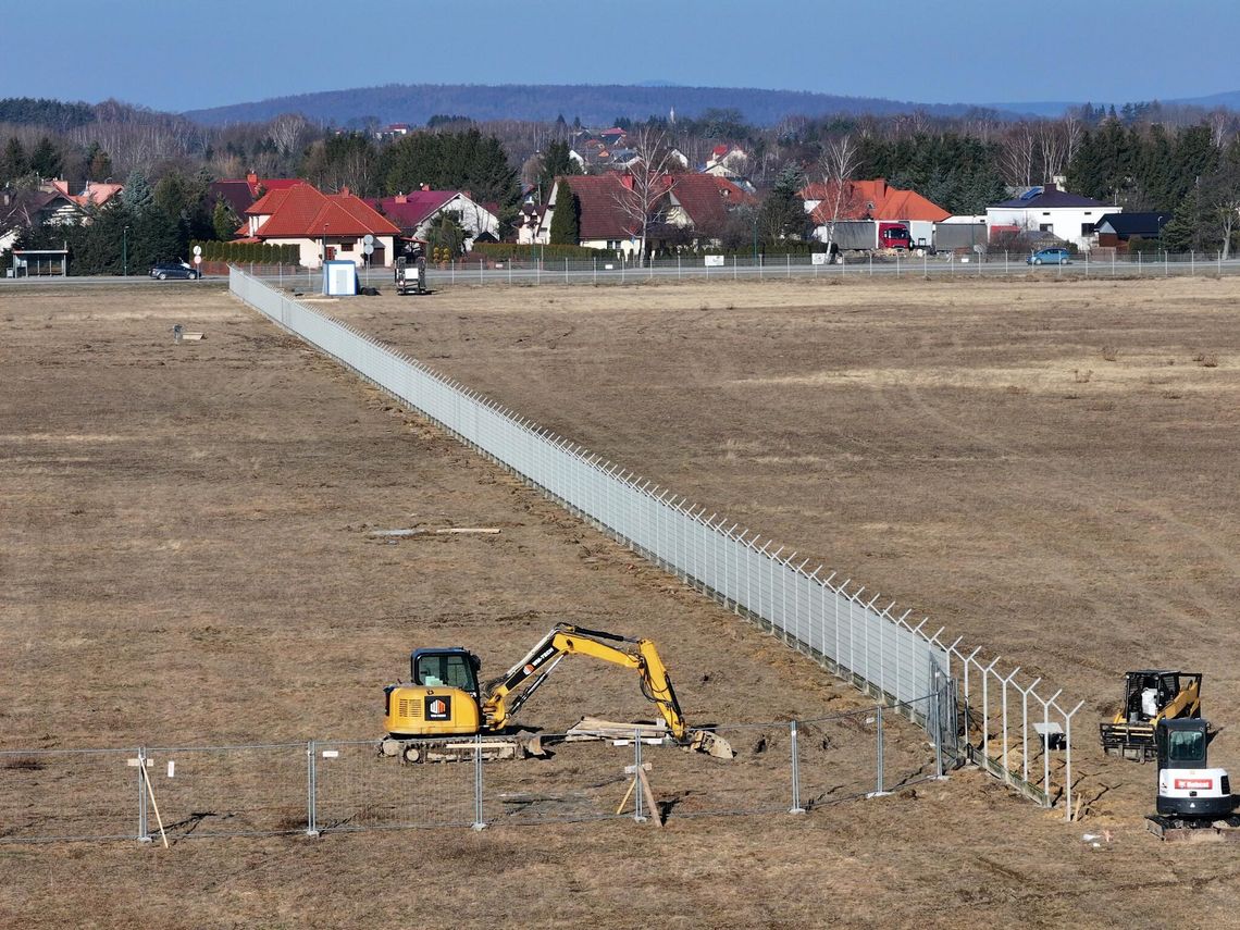 Przenoszą ogrodzenie lotniska - wyjaśniamy przyczyny