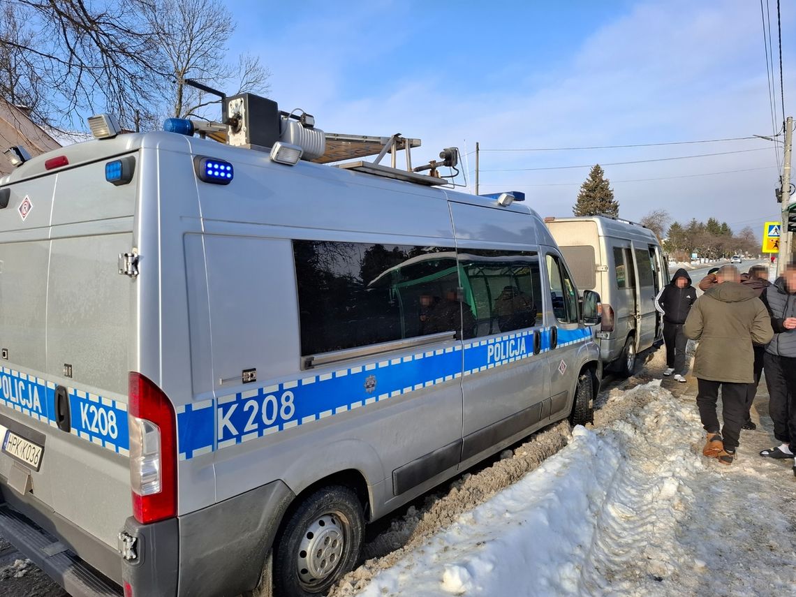 Przewozili za dużo pasażerów. Dwóch kierowców straciło uprawnienia