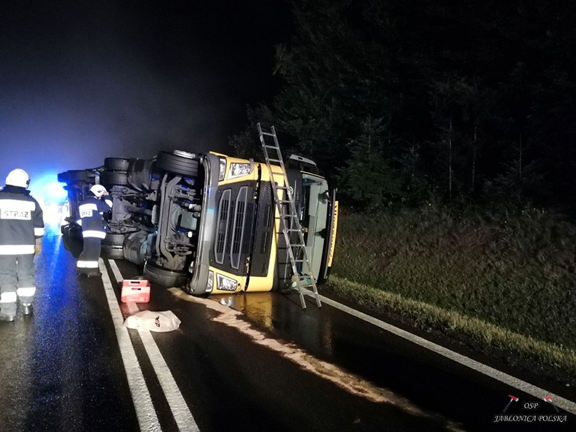 Przewrócona ciężarówka na styku powiatów. DK19 zablokowana przez kilka godzin