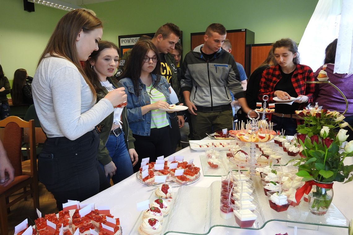 "Przy deserze o Niepodległej" - obchody 100-lecia niepodległości w ZSP nr 2