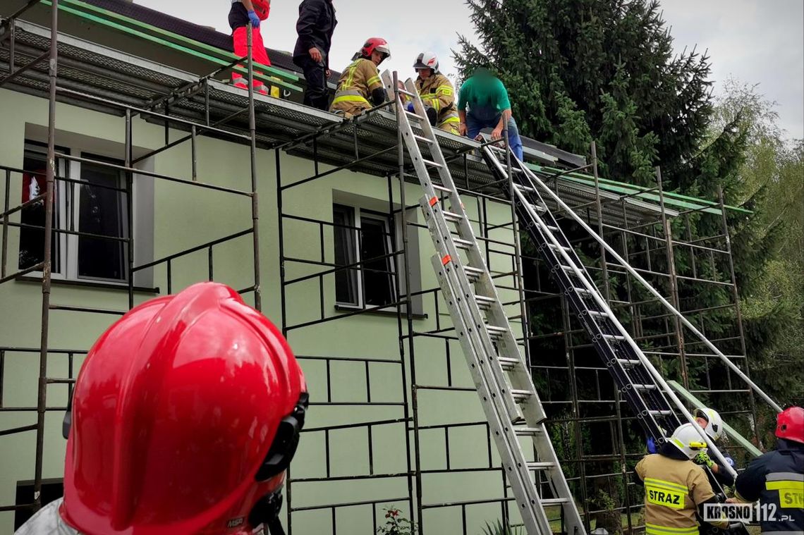 ? Przybówka. Dekarz stracił przytomność podczas pracy na dachu