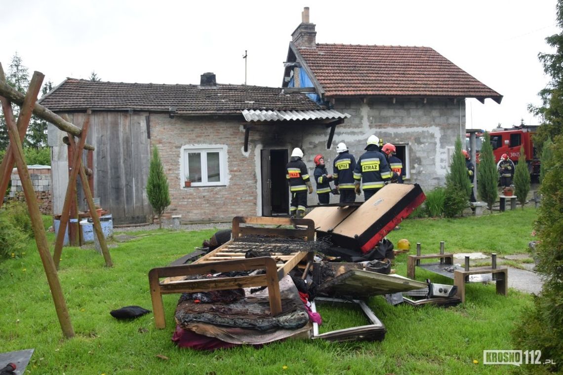 PRZYBÓWKA: Spalił się dom, który był znany z dekoracji bożonarodzeniowych
