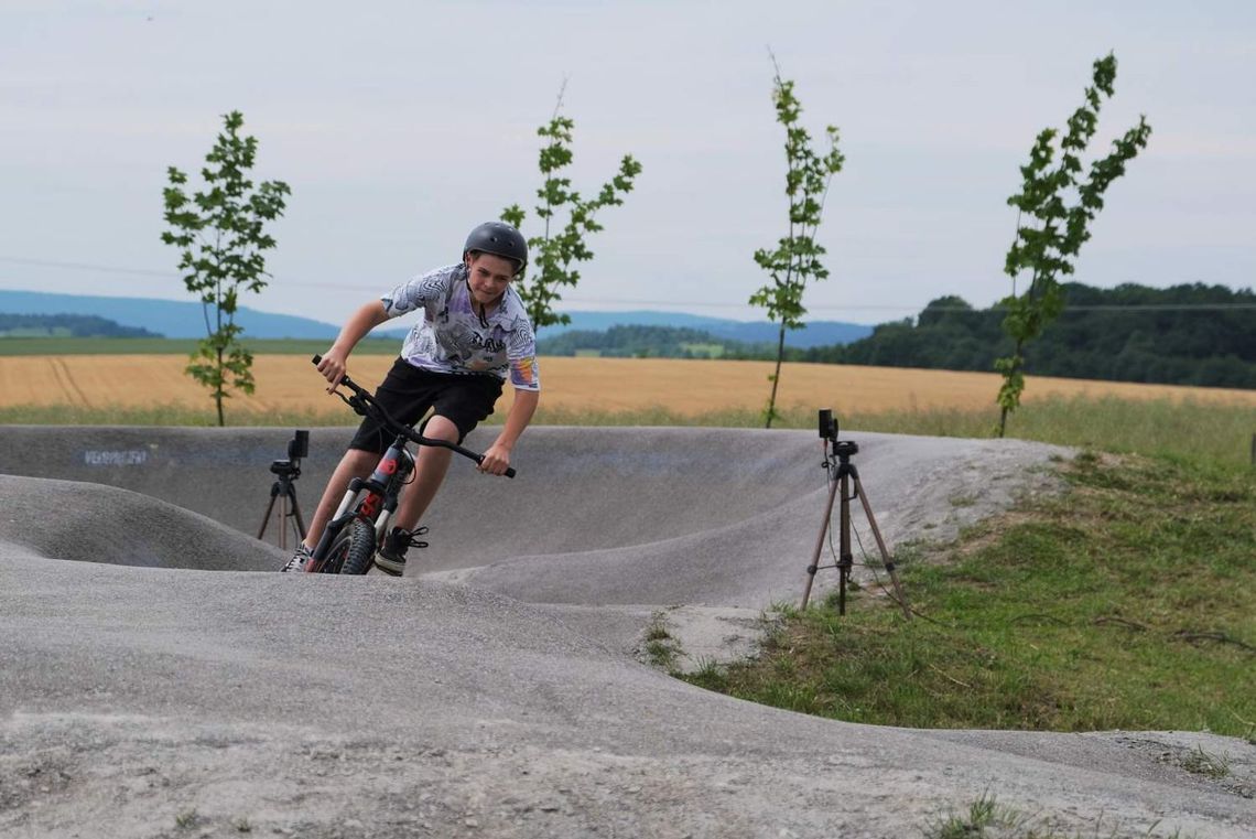 Pumptrack i boisko do siatkówki plażowej w Korczynie. Podpisano umowę z wykonawcą