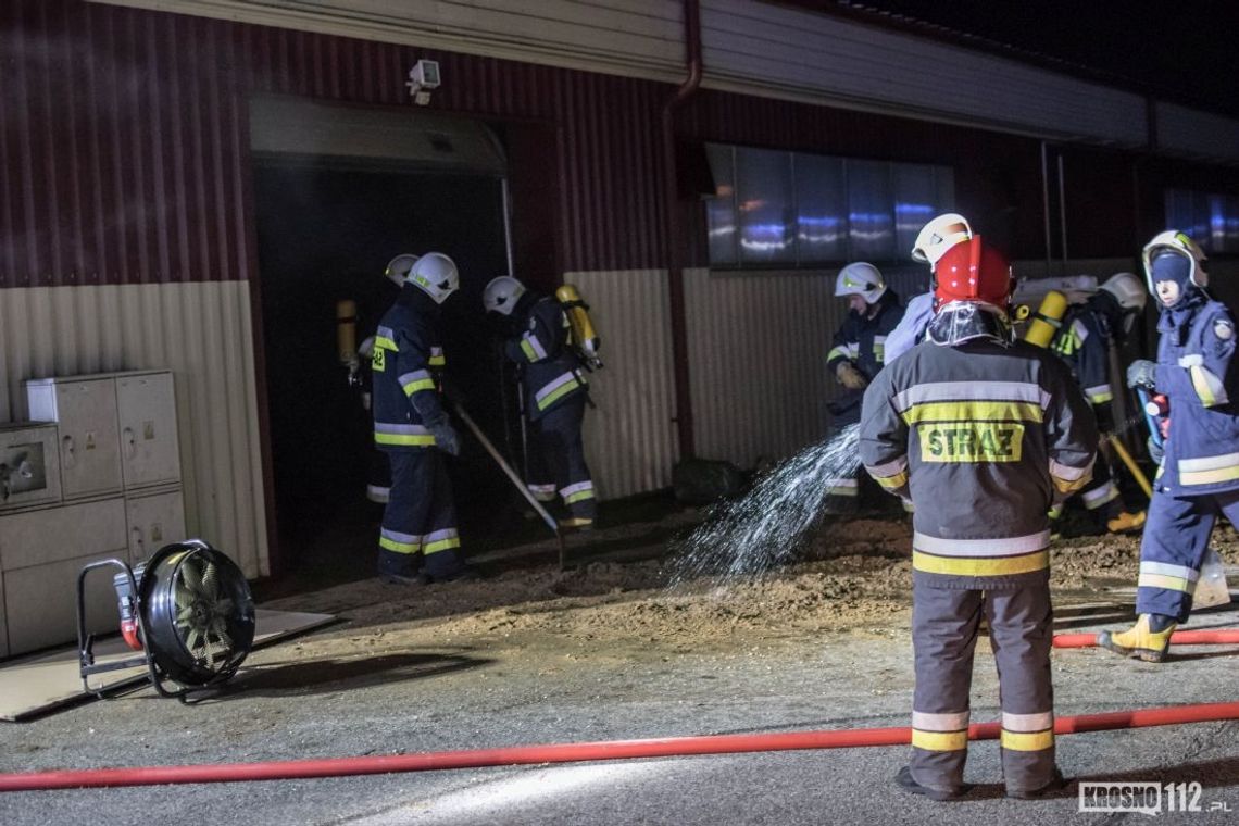 PUSTYNY: Pożar trocin w hali produkcyjnej.