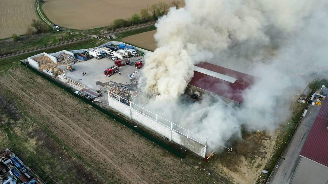 Pożar w sortowni odpadów w Strzyżowie. Ponad 100 strażaków w akcji