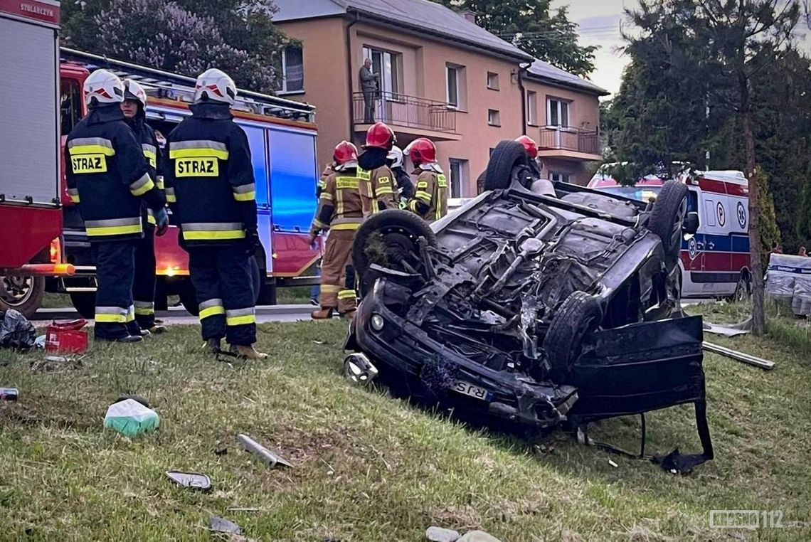 ? Renault dachowało w Iwoniczu. Kierowca był pijany