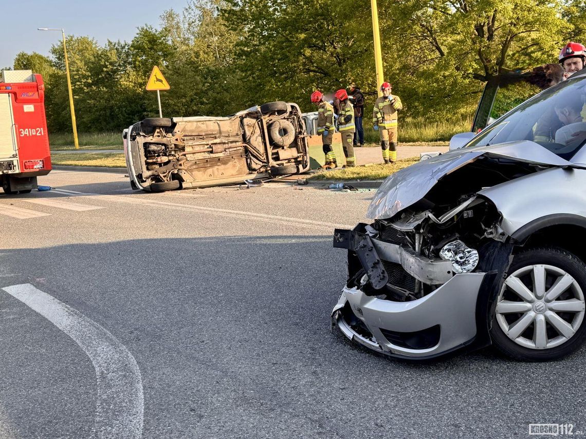 Renault na boku, rozbite Suzuki. Wypadek na Lotników