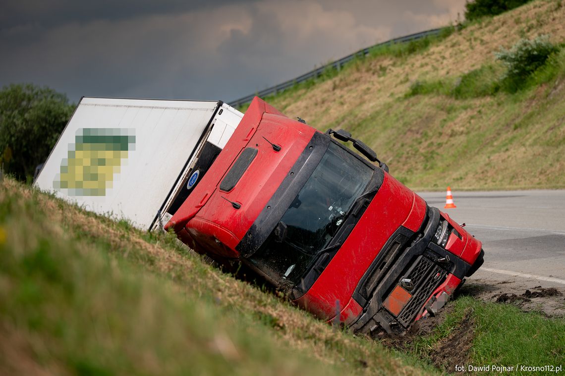 Rogi. Ciągnik siodłowy w rowie na DK19