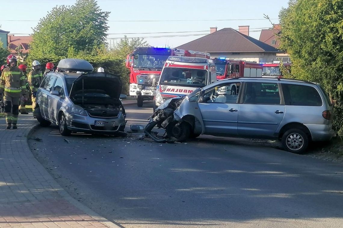 ? Rogi. Czołowe zderzenie dwóch samochodów na łuku drogi