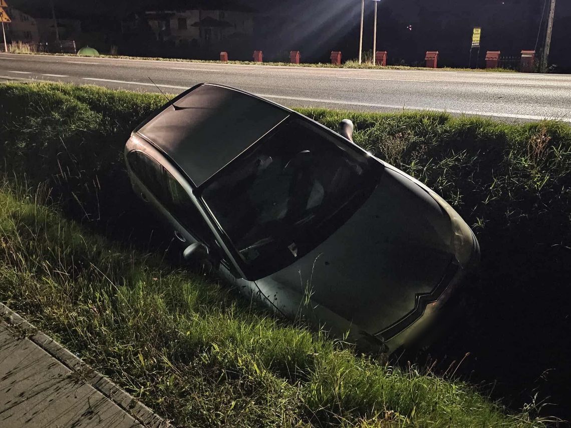 Rogi. Kierujący Citroenem wjechał do rowu