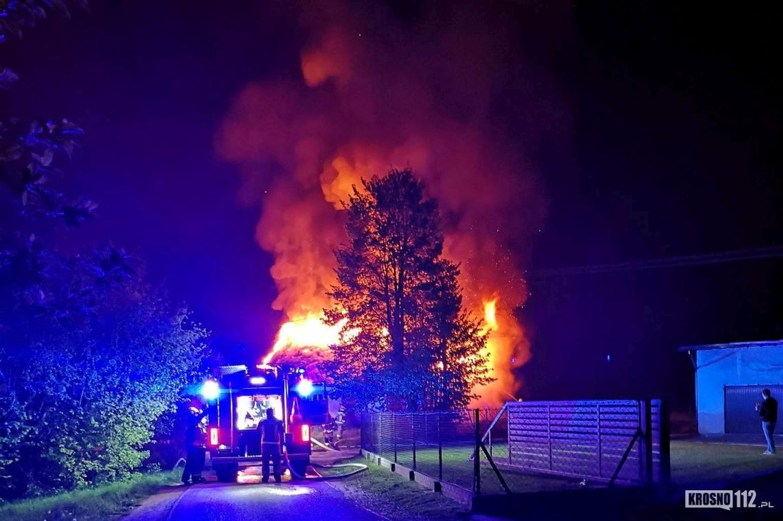 Rogi. Pożar pustostanu przy Szkolnej. Dach w ogniu!