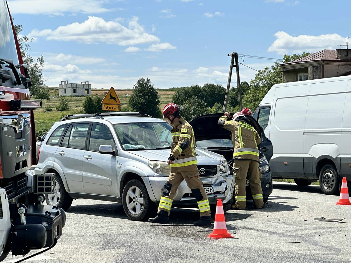 Rogi. Zderzenie dwóch samochodów na DK19 Rogi. Zderzenie dwóch samochodów na DK19