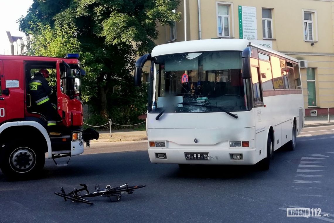 Rowerzysta poważnie ranny po zderzeniu z autobusem