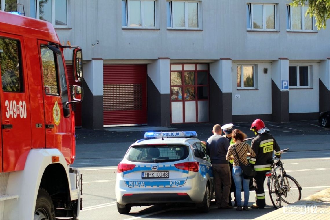 Rowerzysta upadł, po tym jak kierowca audi zajechał mu drogę. Sprawca uciekł