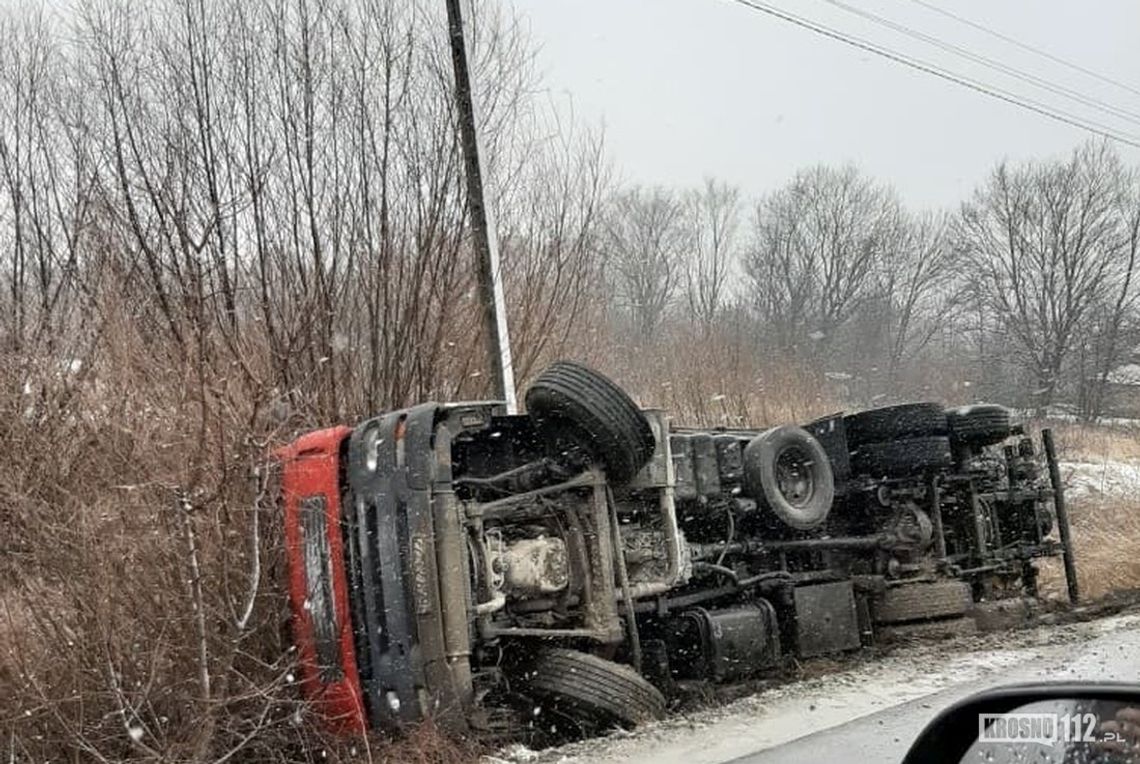 RÓWNE: Ciężarówka z klińcem na boku