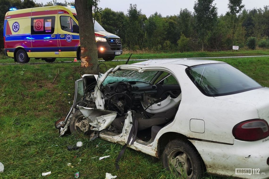 ? Równe/DK19: Samochód uderzył w drzewo. Dwie osoby ranne